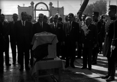 Gustavo Díaz Ordaz y comitiva montan guardia de honor a urna con restos de Venustiano Carranza
