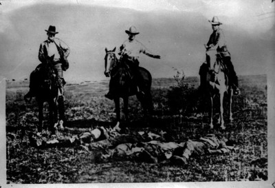 Policías norteamericanos observan los cadáveres de Pascual Orozco y sus acompañantes