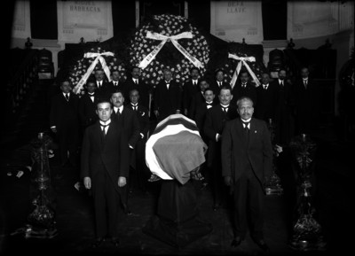 Senadores hacen guardia al féretro de José Ma. Pino Suárez
