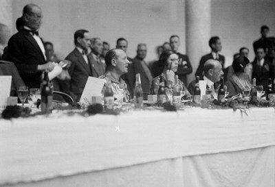José Millan, jefe del tercio español en un banquete, durante su visita a México