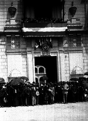 Adolfo de la Huerta y comitiva presencian desfile militar desde el balcón de Palacio Nacional