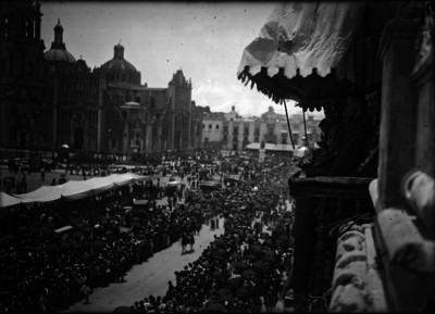 Desfile de las tropas del Plan de Agua Prieta frente a Palacio Nacional