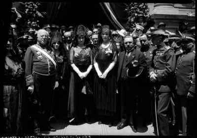 Grupo de hombres, mujeres en una ceremonia pública, retrato de grupo
