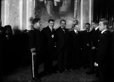 Alvaro Obregón acompañado de Plutarco Elias Calles y otros miembros de su gabinete en Palacio Nacional, retrato