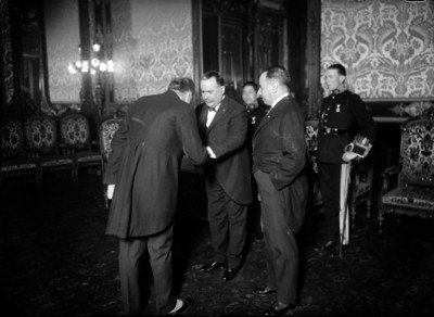 Alvaro Obregón saludando a un diplomático en Palacio Nacional