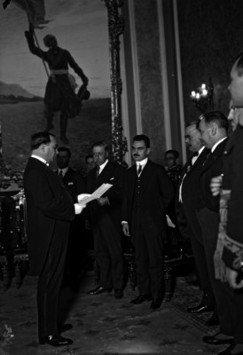 Alvaro Obregón y miembros de su gabinete escuchan a un diplomático pronunciar un discurso