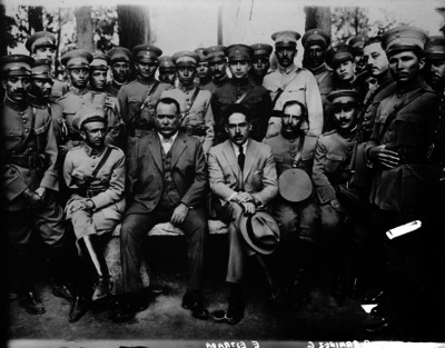 Alvaro Obregón con jefes y oficiales de la División de Occidente, retrato de grupo