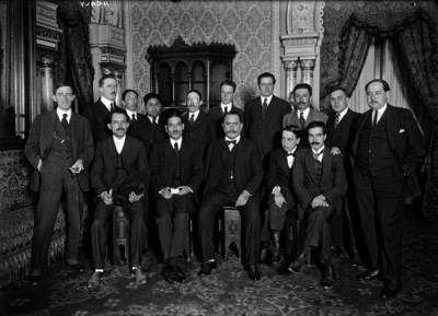 Alvaro Obregón con Healy y otros periodistas en Palacio Nacional, retrato de grupo
