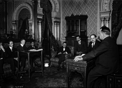 Alvaro Obregón dialogando con periodistas en Palacio Nacional durante una rueda de prensa