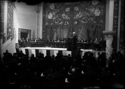 Alvaro Obregón y funcionarios presidiendo una ceremonia en un auditorio