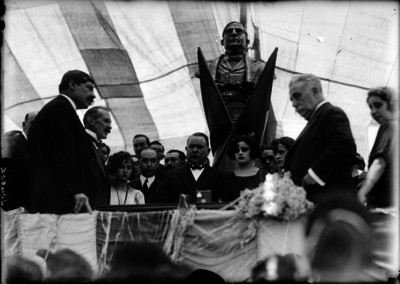 Alvaro Obregón acompañado por varias personas al pie de una escultura de Benito Juárez durante un homenaje