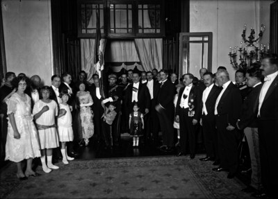 Alvaro Obregón con miembros de su gabinete y familiares después de la ceremonia del Grito en Palacio Nacional