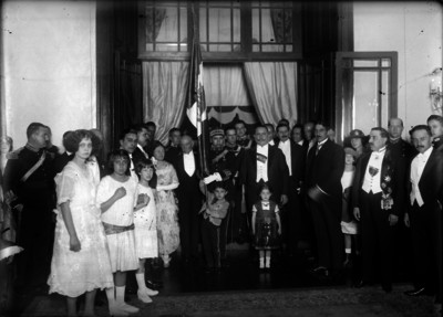 Alvaro Obregón con miembros de su gabinete y familiares después de la ceremonia del Grito en Palacio Nacional