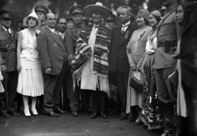 José Millán Astray, héroe español vestido de charro durante su visita a México, retrato de grupo
