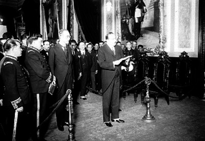 Embajador lee discurso durante ceremonia en Palacio Nacional