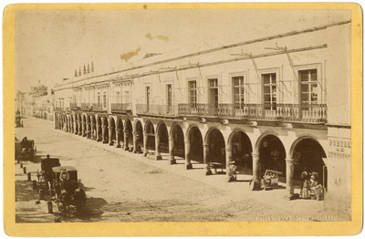 Gente en el Portal de Iturbide, vista general