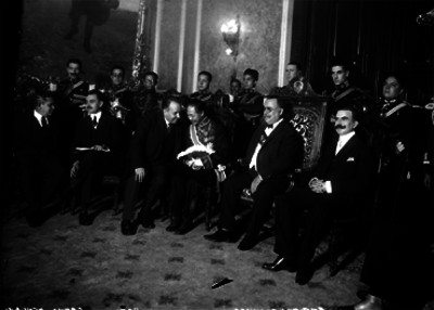 Alvaro Obregón, miembros de su gabinete y embajador de Japón en Palacio Nacional