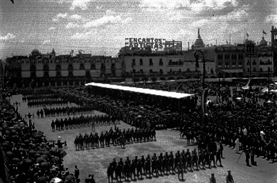 Contingentes militares de infantería y caballería desfilan en la plaza Constitución