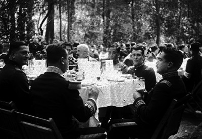 Jesús M. Garza, Enrique Estrada y militares en un banquete en Chapultepec