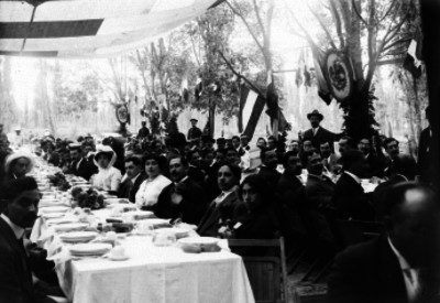 Funcionarios y personalidades en un banquete ofrecido en Chapultepec
