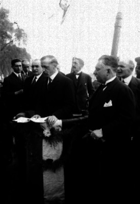 Diego Saavedra y Magdalena lee discurso en la inauguración del Parque España