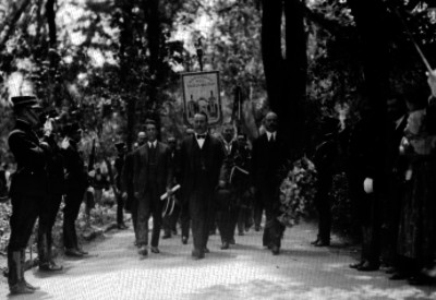 Alvaro Obregón y miembros de la Asociación del Colegio Militar arriban a una ceremonia