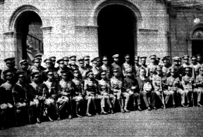 Alvaro Obregón con militares en patios de un edificio