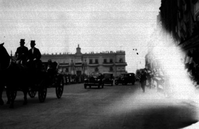 Alvaro Obregón a bordo de un carruaje pasa frente a Palacio Nacional