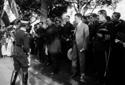 Alvaro Obregón y Jesús M. Garza entregan banderas en el Paseo de la Reforma