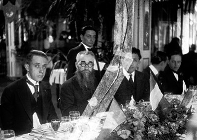 Funcionarios y diplomáticos durante un banquete