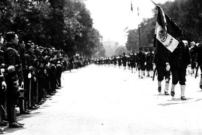 Francisco Serrano y oficiales del ejército observan un desfile militar en el Paseo de la Reforma