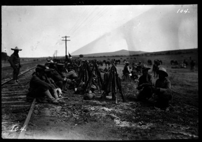 Ejército durante descanso junto a vías férreas