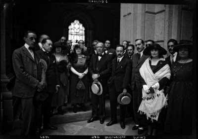 J. Vasconcelos en compañía de Quijano, embajadores de Chile, Argentina, Perú y otras personas