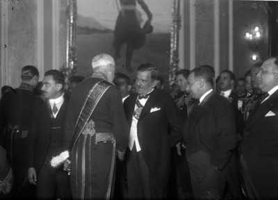 Plutarco Elías Calles, Aarón Sáenz, Alberto J. Panni, Luis N. Morones con embajadores en Palacio Nacional