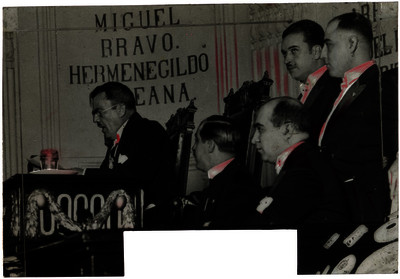 Plutarco Elias Calles dá lectura a un documento