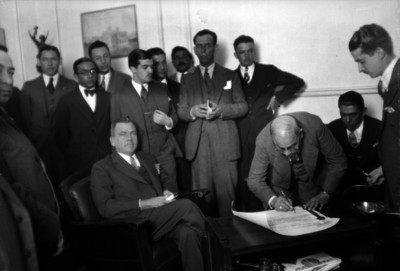 Funcionario firmando un documento