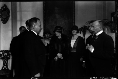 Alberto J. Pani y el embajador francés charlando