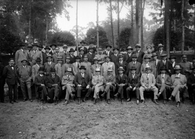 Francisco R. Serrano y Arnulfo R. Gómez en su candidatura a la presidencia con un grupo de hombres