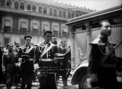 El Gral. Calles en los funerales del Gral. Obregón