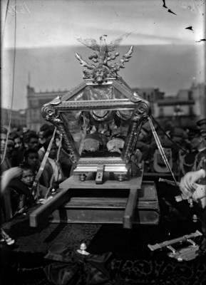 Féretro conteniendo los restos de los héroes de la independencia