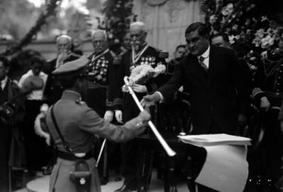 Emilio Portes Gil haciendo entrega de espada a un oficial del Colegio Militar