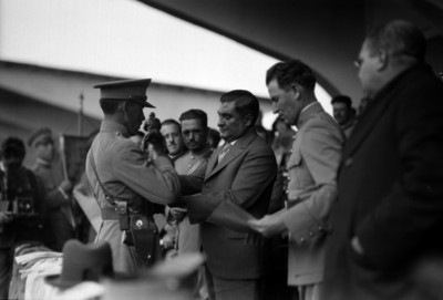 Emilio Portes Gil entregando condecoraciones a militares