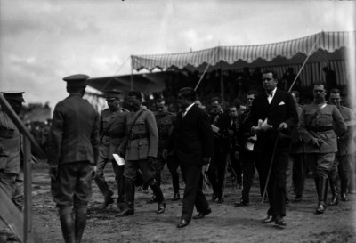 Emilio Portes Gil con Joaquín Amaro en un campo de aviación