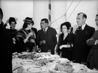 Emilio Portes Gil con mujeres y funcionarios antes de un banquete