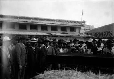 Emilio Portes Gil acompañado por Marte R. Gómez en una exposición ganadera
