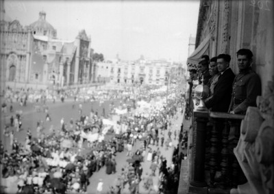 Emilio Portes Gil y funcionarios observando desde un balcon un desfile