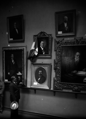 Emilio Portes Gil develando una fotografía de Alvaro Obregón