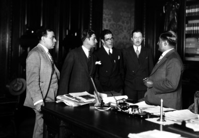 Emilio Portes Gil recibiendo a funcionarios en Palacio Nacional