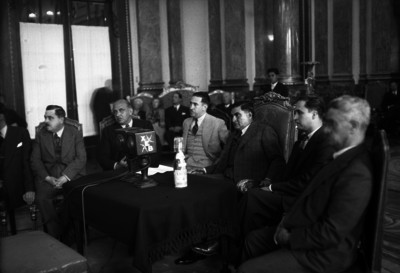 Emilio Portes Gil y funcionarios en una ceremonia