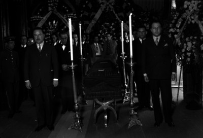 Manuel Pérez Treviño y funcionarios en una guardia fúnebre